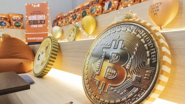 بيتكوين يسجل ارتفاعًا طفيفًا ويقترب من 65 ألف دولار