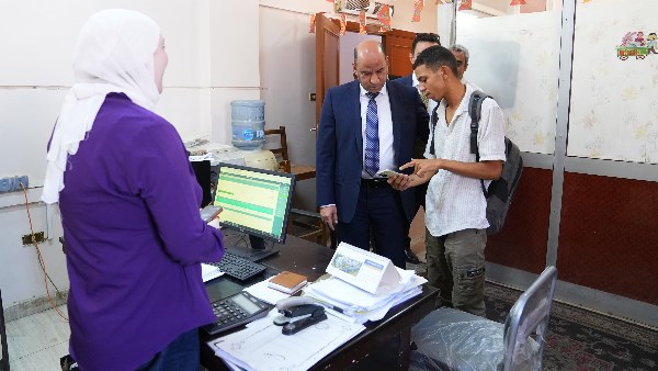 وزير العمل يفاجئ مديرية القاهرة: تقديم خدمة لائقة ورضا المواطن معيار النجاح
