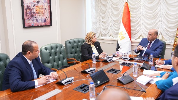 وزير العمل يبحث تدريب وتأهيل الكوادر التمريضية وتوفير فرص عمل لهم