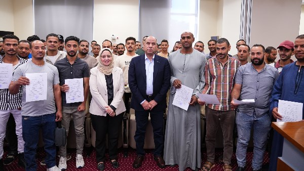 تسليم عقود لشباب اجتازوا اختبارات العمالة الزراعية الموسمية بالأردن