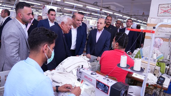 وزير العمل ومحافظ الغربية يتفقدان مصانع المحلة ويتفقان على توفير فرص جديدة للشباب