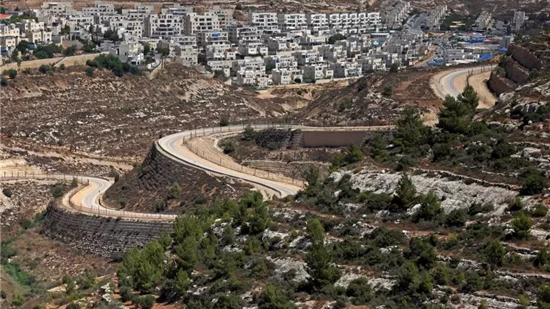 إصابة 12 فلسطينيا إثر هجوم مستوطنين في رام الله