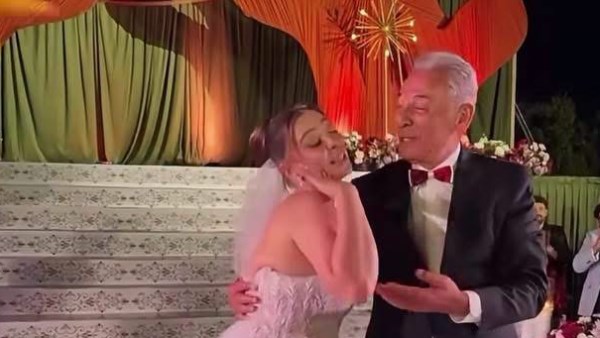 أغنية حرب الفراولة.. محمود حميدة يتصدر التريند بعد رقصة مع ابنته في فرحها