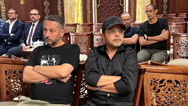 محمد هنيدي ونجوم الفن في عزاء والدة المنتج عصام شعبان.. صور