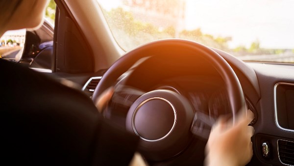 بعد وفاة فتاة ووالديها في العربية .. احتياطات تحميك وأسرتك من مخاطر تكييف السيارة