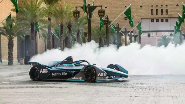 لأول مرة.. السعودية تحصد جائزة أفضل دولة مستضيفة من فورمولا إي