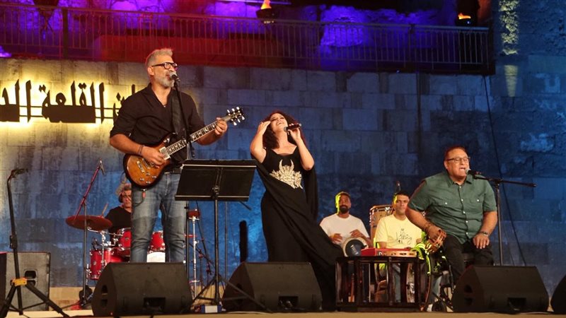 آه يالالالي، نسمة محجوب ووسط البلد في ديو غنائي بمهرجان القلعة (فيديو)