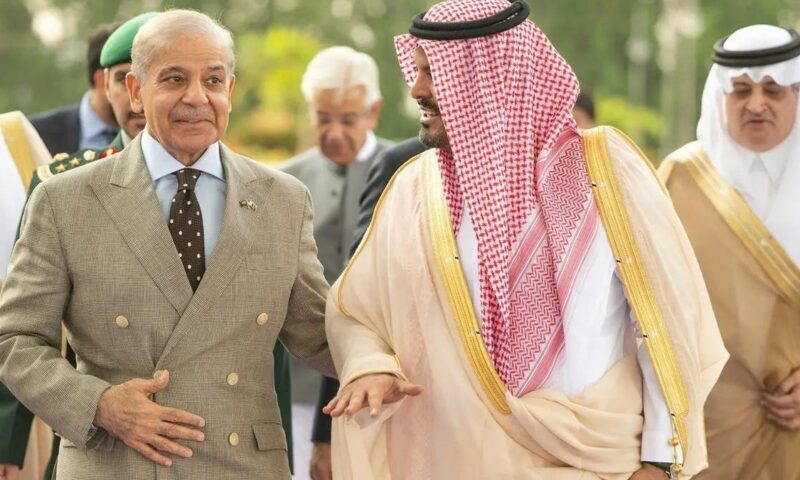 رئيس وزراء باكستان يصل إلى جدة في زيارة رسمية للسعودية