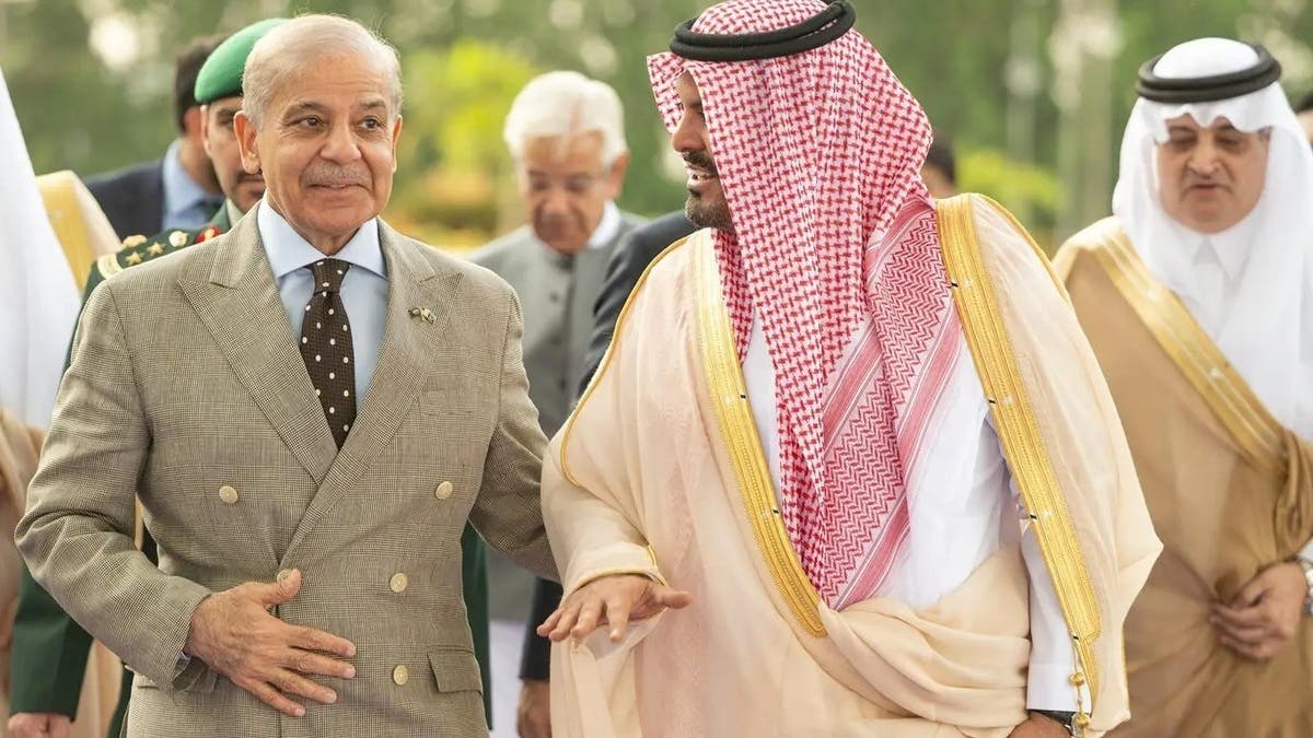 رئيس وزراء باكستان يصل إلى جدة في زيارة رسمية للسعودية