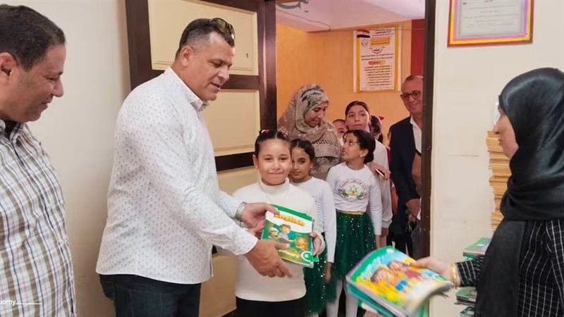 مدير تعليم دمياط يطلق مبادرة “مدرستي عنواني” ويشارك الطلاب غرس الأشجار وتجميل الفصول