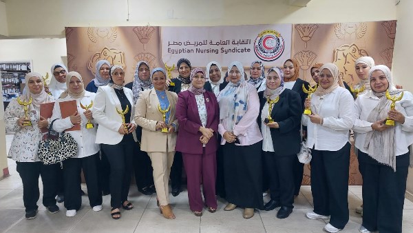 بالتصفيق و”أوسكار النقابة”.. نقيب التمريض تكرّم بطلات حريق مستشفى أورام مدينة نصر