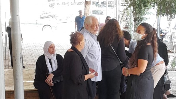 وصول خالد زكي ولبلبة لجنازة شقيق الفنان محمد هنيدي