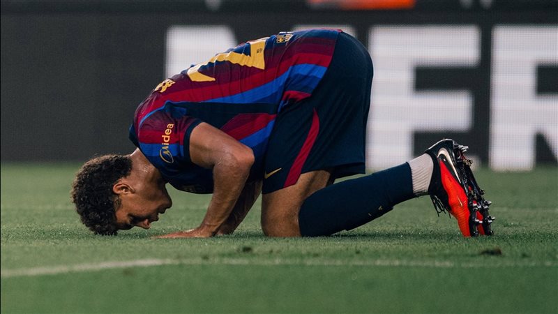 الأهلي بوابة الاحتراف والبقاء، حمزة عبد الكريم يواصل فرض نفسه على برشلونة