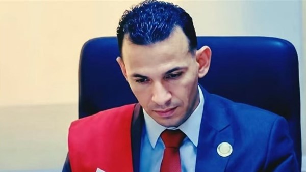 ادعولي يا أخواتي أنا طالع المنصة.. آخر ظهور للمتهم بانتحال صفة قاضٍ قبل القبض عليه