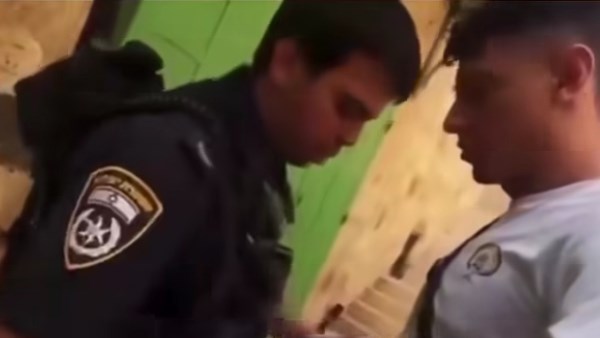 نحن في فلسطين .. سائح سويدي يتحدى شرطيًا إسرائيليًا لحظة تفتيشه بالقدس