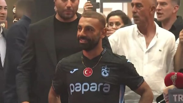 استقبال أسطوري للملك المصري.. لحظة وصول محمد صلاح وسط جنون جماهير طرابزون |صور