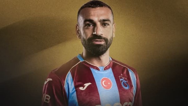 مرحبًا ملك مصر.. طرابزون سبور يرحب بمحمد صلاح فور وصوله إلى تركيا