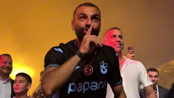 محمد صلاح يتفاعل مع هتافات جماهير طرابزون سبور خلال استقباله الأسطوري في إسطنبول