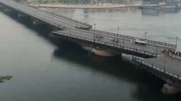 عمرك شفت المنظر قبل كده؟.. لحظة فتح كوبري قصر النيل لعبور المراكب