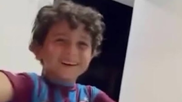 «مو صلاح.. مو صلاح».. طفل تركي يخطف القلوب بعد انضمام محمد صلاح إلى طرابزون سبور
