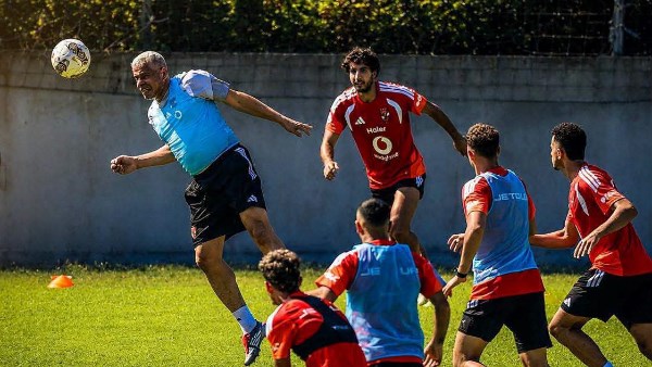 وائل جمعة يخطف الأنظار في تدريبات الأهلي بإسبانيا