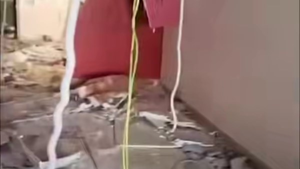 بقت كوم تراب .. سيدة تستغيث من طليقها بعد تحطيم شقتها بسبب دعوى تمكين | شاهد
