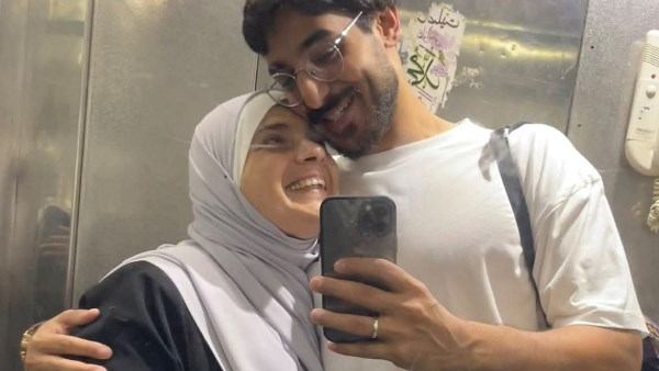 سايبة لبابا طقم العزاء مكوي في الدولاب.. شاب يرثي والدته بكلمات تهز القلوب: رجعت من السفر ملقتكيش