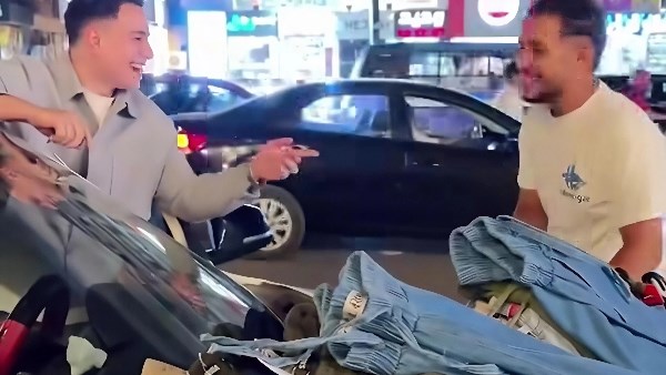 مش هتحرك إلا لما تخلص.. صاحب سيارة ينتظر بائع ملابس حتى ينتهي من بيع بضاعته: بياكل عيش بالحلال