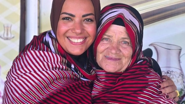 ست جميلة وبسيطة وبتحبنا.. آية عبد الرحمن توثق لقاءها بـ«خديجة» صاحبة إعلان محمد صلاح