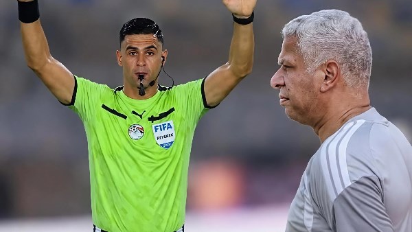 بعد نفى مدير الكرة بالأهلي.. تفاصيل جديدة حول ما دار بين معروف وجمعة