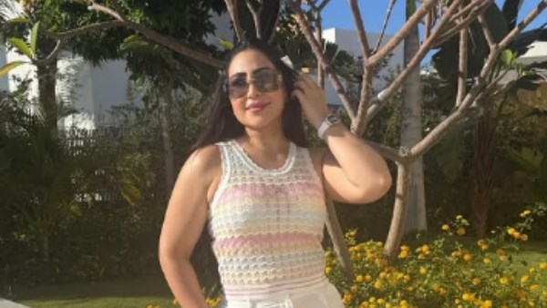 بوسي تخطف الأنظار بشورت أبيض في أحدث ظهور.. شاهد