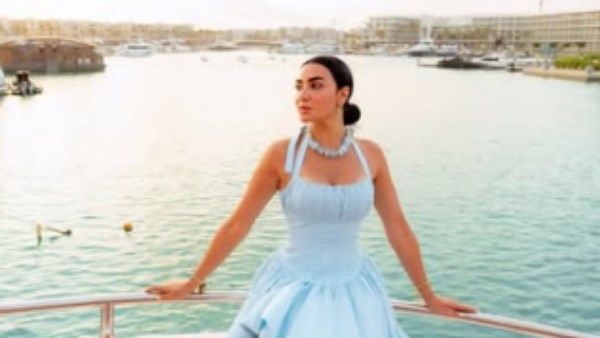 ميريهان حسين تستعرض رشاقتها بفستان لافت