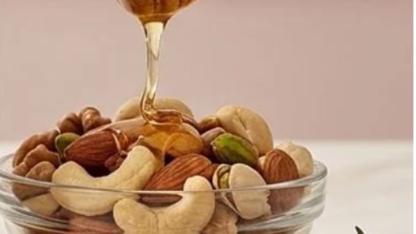 ماذا يحدث للجسم عند تناول العسل بالمكسرات؟