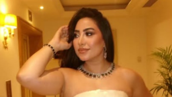 بوسي تستعرض أناقتها بفستان ملفت.. شاهد
