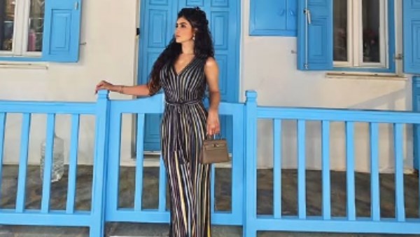 مي عمر تخطف الأنظار بأناقتها في اليونان.. شاهد