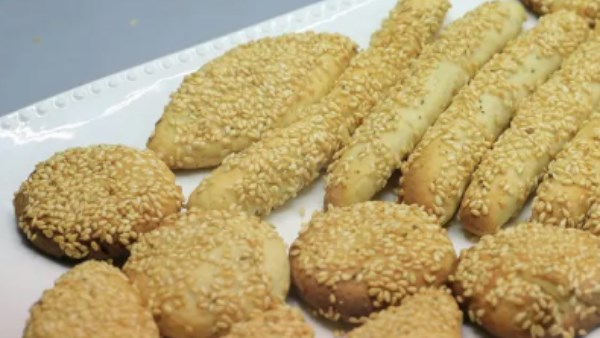 طريقة عمل كعك بالسمسم.. بأسهل الخطوات
