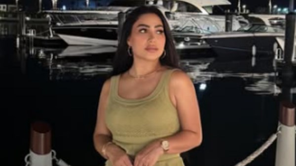 بوسي تبهر متابعيها بإطلالتها في الساحل الشمالي.. شاهد