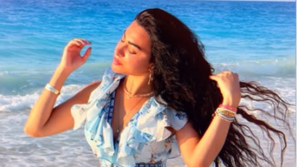 على البحر.. ميريهان حسين تتألق بفستان مبهج