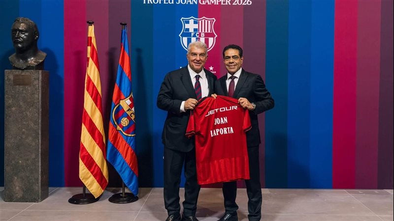 الأهلي وبرشلونة يتبادلان القمصان والهدايا التذكارية علي هامش موقعة الفريقين