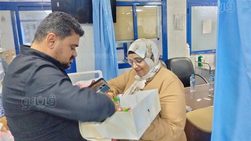وكيل صحة مطروح يهنئ مرضى الغسيل الكلوي بالمولد النبوي ويسلمهم بطاقات الأولوية الطبية