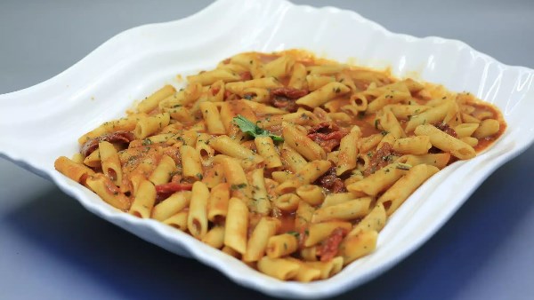 طريقة عمل المكرونة بصوص الطماطم والريحان