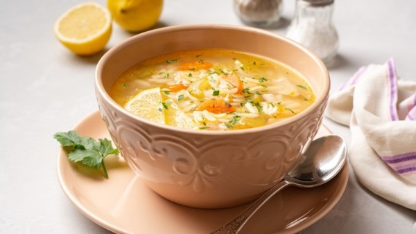 طريقة عمل شوربة لسان العصفور بالخضار