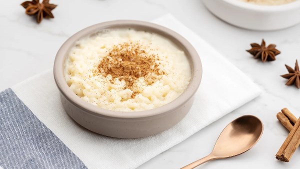 طريقة عمل الأرز بلبن بطريقة المحلات.. قوام كريمي وطعم غني بخطوات سهلة