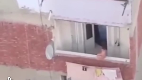أنقذوه في اللحظات الأخيرة .. مشهد مرعب يوثق لحظات زحف طفل علي سور بلكونة بالإسكندرية