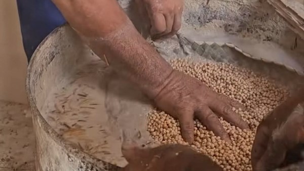 بيغسلوه بالجير.. فيديو صادم عن تجهيز الحمصية بحلاوة المولد