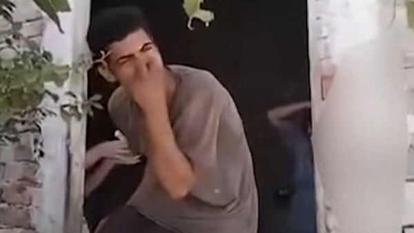 بعد واقعة عجوز الخانكة.. فيديو لرجل يستدرج طفلتين إلى منزل مهجور بالغربية