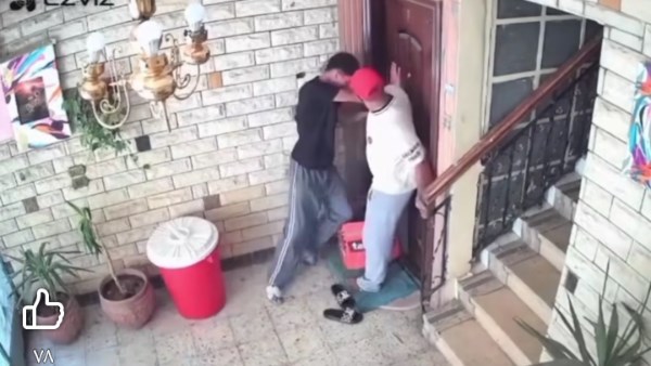 قلع الشبشب ودخل رجله .. شخص ينتحل صفة عامل دليفري ويحاول الاعتداء على سيدة داخل منزلها