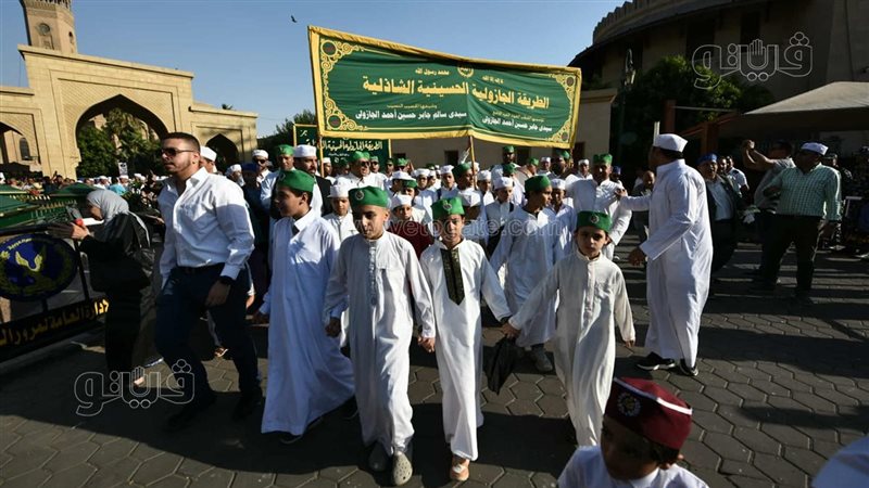 احتفالا بذكرى المولد النبوي الشريف، الطرق الصوفية تنظم موكبا بالطبول والأعلام الخضراء يوم الثلاثاء