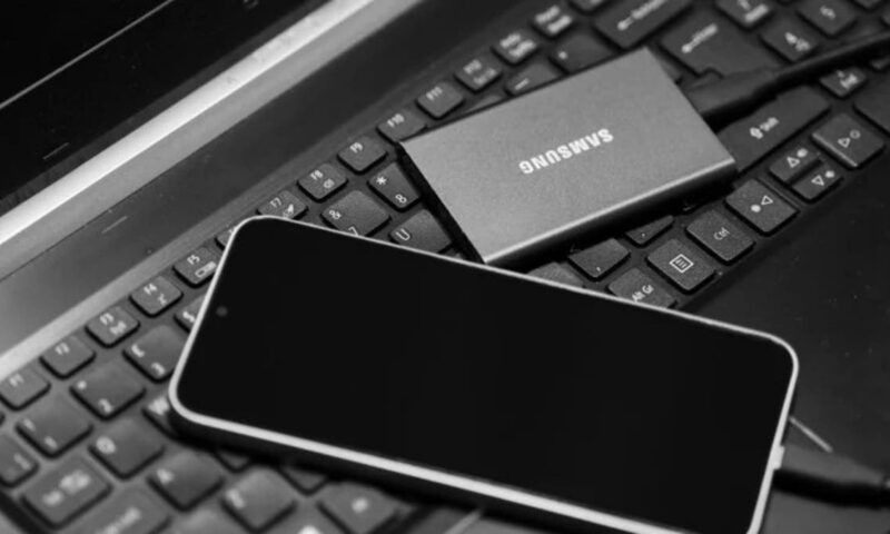 4 أجهزة يمكنك توصيلها بمنفذ USB-C في هاتفك لتوسيع إمكانياته