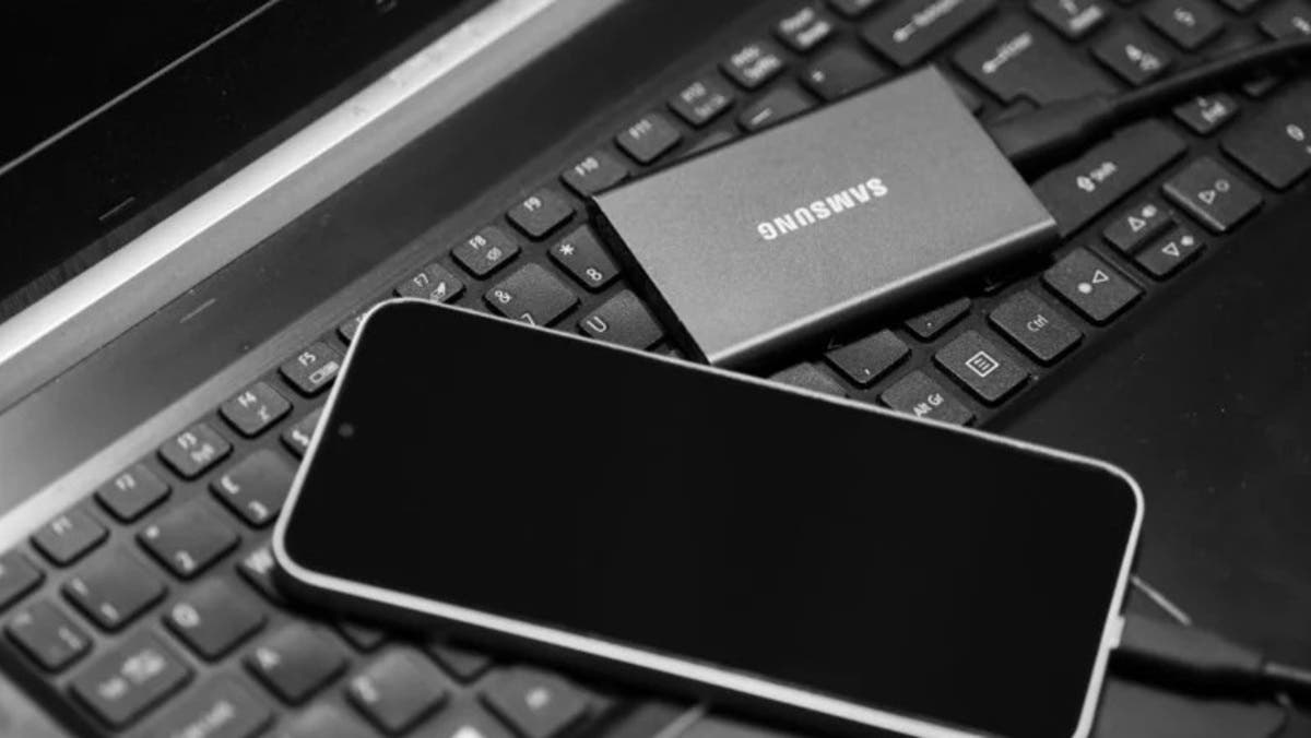 4 أجهزة يمكنك توصيلها بمنفذ USB-C في هاتفك لتوسيع إمكانياته